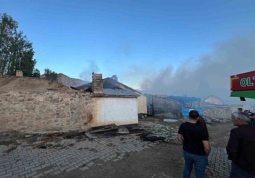 Narman Göllü Mahallesi’nde Yangın: 3 Ev, Bir Garaj ve Otlar Kül Oldu