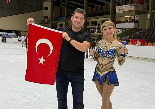 Naz Arıcı büyük bir başarıya imza atarak Dünya Masterlar Şampiyonu oldu.