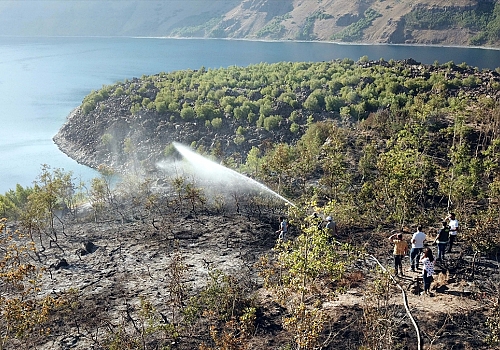 Nemrut Krater Gölü çevresinde çıkan örtü yangını kontrol altına alındı