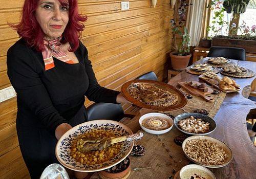 Nesrin Arslangörür, restoranında tescilli ata buğdayı kavılcadan hazırladığı 12 ürünle Ardahan ın gastronomisine yenilik getirdi