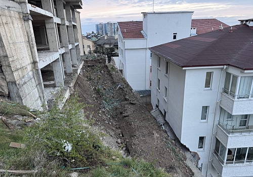 Nevşehir’de Korkutan Çökme: İstinat Duvarı Apartman Duvarlarını Yıktı