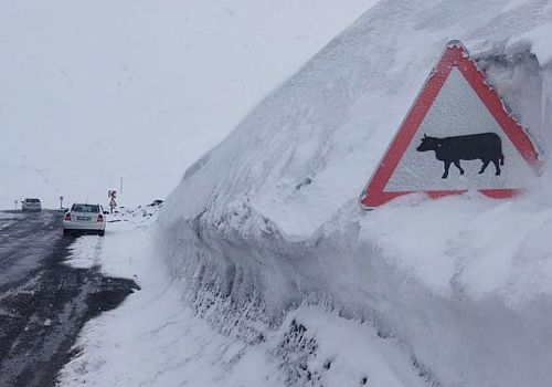 Nisan sonunda kış geri döndü: ilgar dağı’nda kar boyu tabelaları aştı