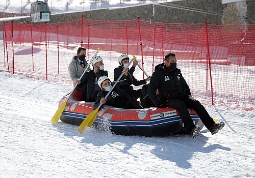 Off-road tutkunları Palandöken'de kar raftingi yaptı