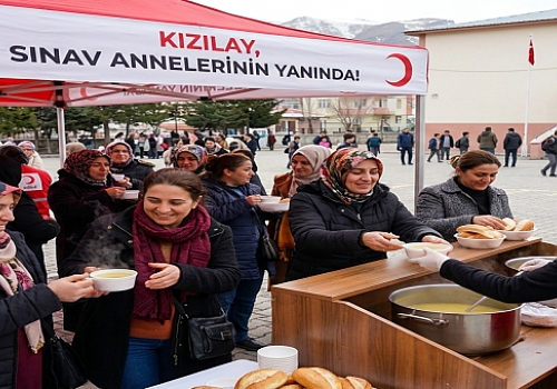 Okul Bahçesindeki Heyecana Kızılay Ortak Oldu! Ardahan’da Sınav Annelerine Özel İkram