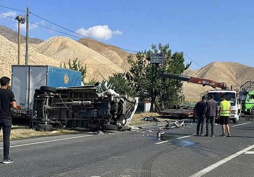 Oltu-Ardahan Karayolunda Feci Kaza: Minibüs ile Traktör Çarpıştı, 2'si Ağır 3 Yaralı
