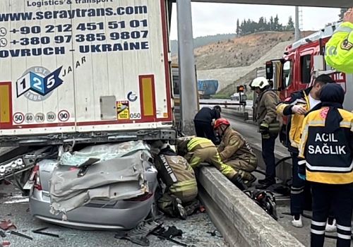 Pendik'te gişelerde bekleyen tıra arkadan çarpan otomobilde 4 kişi hayatını kaybetti