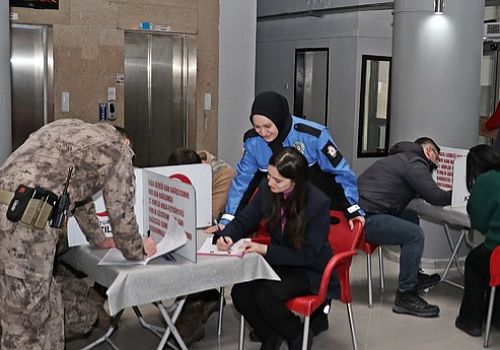 Polis Ardahan da 6 şubat depremini unutması anısına kan verdi 