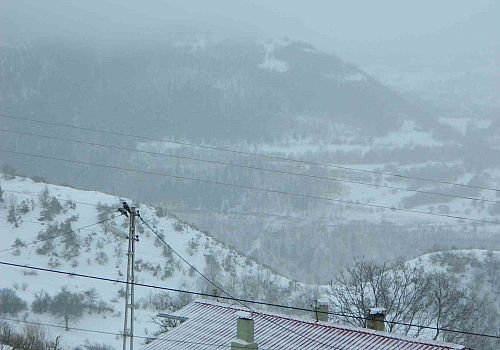 Posof  günler sonra yeni güne kar yağış ile uyandı