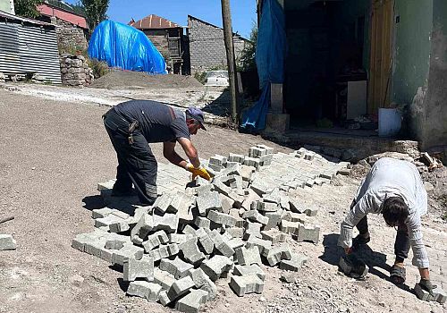 Posof ilçe genelinde yol yapımı, kilit parke taşı yapımı ve yenileme çalışmalarını sürdürüyor