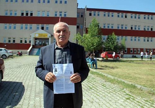 Posof lu Cengiz Yazıcı (74), Yükseköğretim Kurumları Sınavı'na (YKS) sınavına girdi.