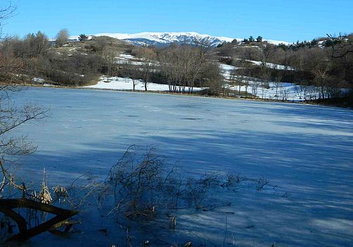 Posof merkezde karlar erimedi ama bazı köylerde ise buzlar çözülmedi