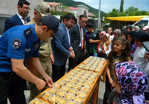 Posof Müftülüğü tarafından vatandaşlara aşure ikramında bulunuldu