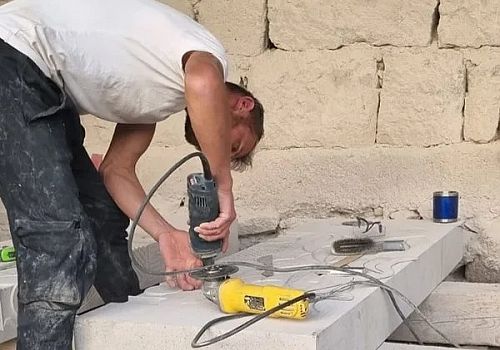 Posof ta 30 yaşındaki Enes Taşçı, beş kuşaktır süregelen taş ustalığı geleneğini başarıyla sürdürüyor.