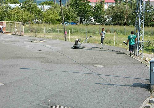 Posof ta asfalt yapılamayan caddeler betonla kaplanıyor.