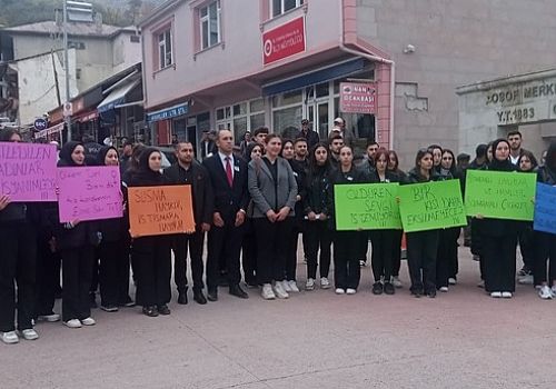 Posof ta bir grup öğrenci kadına şiddeti protesto etti