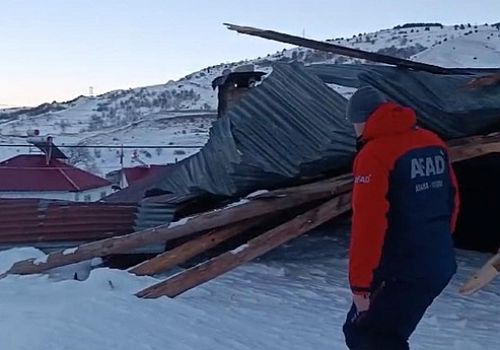 Posof ta cami ve lojmanın üzerine çığ düştü