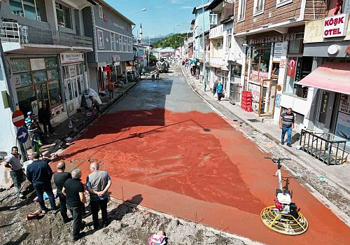 Posof ta genelinde üst yapı çalışmalarına hız verirken asfalt serim çalışmalarını sürdürüyor