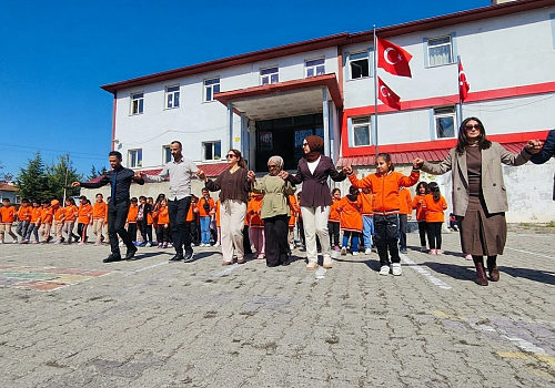 Posof’ta İlköğretim Haftası Coşkusu: Yöresel Ezgiler ve Halaylarla Başladı