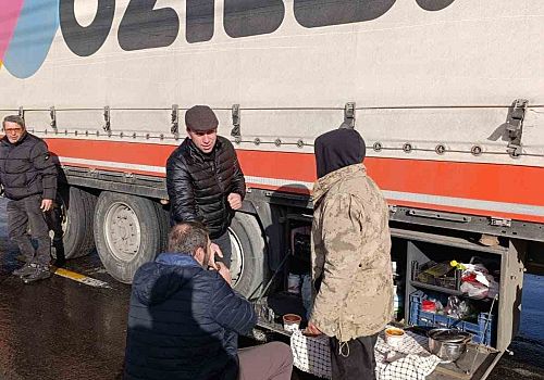 Posof’ta Kar ve Tipiye Karşı Dayanışma: TIR Şoförlerine Sıcak Çorba Desteği