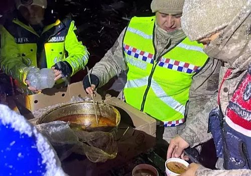Posof ta kar yağış ve tipi nedeniyle yolda kalan sürücülere sıcak çorba ikramında bulunuldu