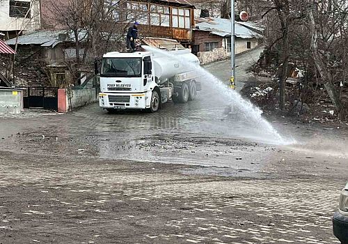 Posof ta karın erimesiyle itfaiye ekipleri tarafından cadde ve sokaklar tazyikli suyla temizlendi