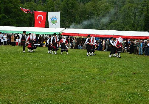 Posof ta Kültür ve Sanat festivali sağanak yağmur altında yoğun katılım ile yapıldı.