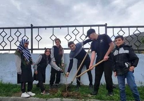 Posof ta Lisesinde öğrencilerine tabiat sevgisini kazandırmak için fidan dikme çalışmaları yapıldı