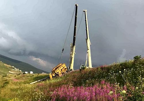 Posof ta meydana gelen kazada, dozer yüklü bir tır dorsesi araçtan ayrılarak dereye uçtu
