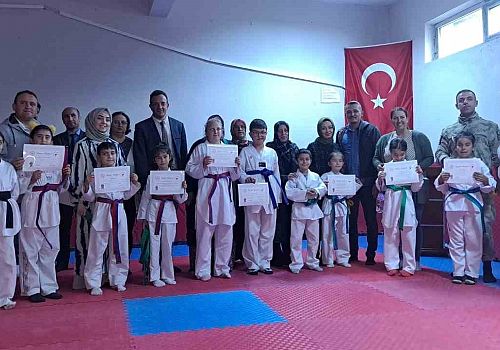 Posof ta  minik taekwondocuların kuşak heyecanına aileleri de ortak oldu