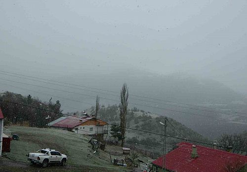 Posof ta Nisan ayında etkili olan kar yağışı hayatı olumsuz olarak etkilemeye devam ediyor.