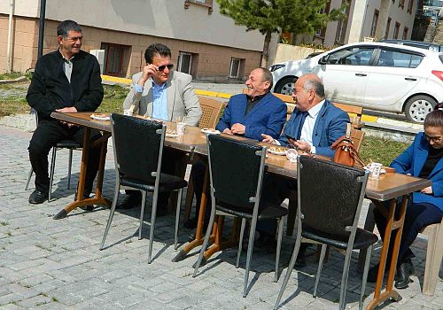 Posof ta protokol vatandaşlarla açık havada düzenlenen törende bayramlaştı.