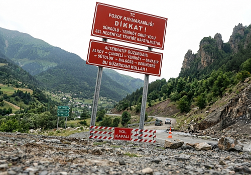 Posof'ta Sel Nedeniyle Yol Ulaşıma Kapandı: Alternatif Güzergâh Uyarısı