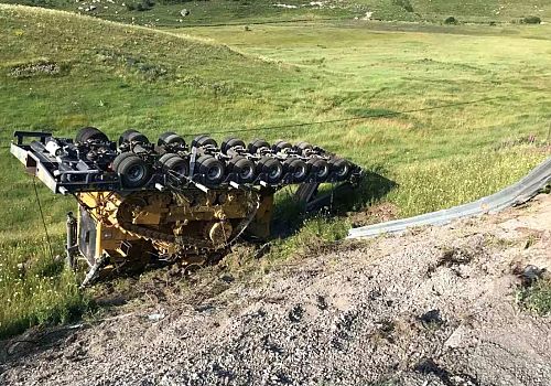 Posof ta seyir halindeki tırdan ayrılan dozer yüklü dorse dereye uçtu