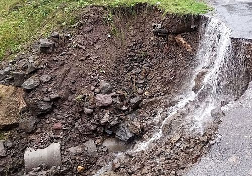 Posof'ta Şiddetli Yağış ve Dolu Hayatı Olumsuz Etkiledi: Alköy-Yeniköy Bağlantı Yolunda Çökme