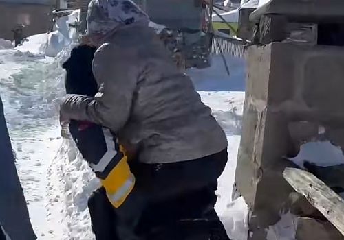 Posof’ta Zorlu Kış Şartlarında Hasta 112 Ekiplerince Sırtta Taşındı