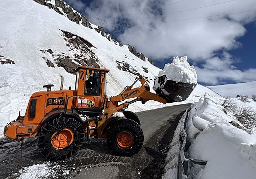 Posof'tan Ardanuç'a Kar Mesaisi: Ekipler İmkansızı Başarıyor!