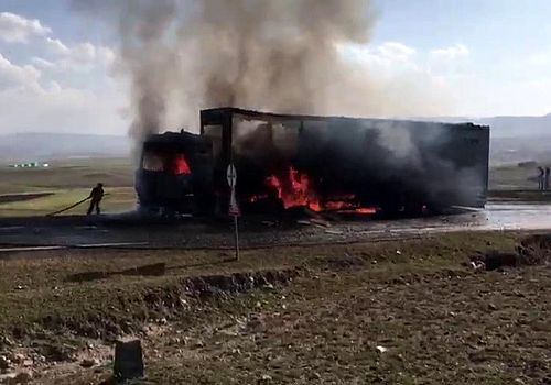 Posof Türkgözü sınır kapısına giden Azerbaycan plakalı tır yandı