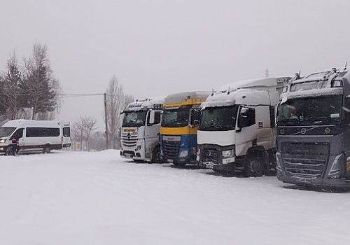 Posof ve Şavşat kara yolunda, kar ve yoğun tipi nedeniyle tır geçişine izin verilmiyor