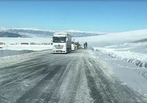 Sabah erken saatlerde Posof Ilgar dağı geçidinde ağır tonajlı araçlar uzun kuyruklar oluşturdu