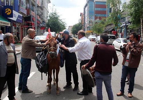 Sahara Tünelinin yapılması için atı ile yürümeye başladı.