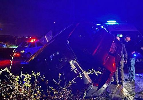 Sakarya'nın Akyazı ilçesinde iki hafif ticari aracın karıştığı kazada bir kişi hayatını kaybetti, iki kişi yaralandı