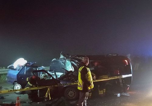 Samsun'un Çarşamba ilçesinde iki otomobilin çarpışması sonucu 5 kişi yaşamını yitirdi.