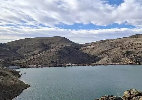 Sandıklı’da Baraj Taştı, Vatandaş Balığa Koştu: Savaklar Bereketle Doldu