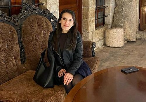 Şanlıurfa'da başıboş sokak köpeklerinden kaçarken otomobilin çarptığı üniversite öğrencisi kız hayatını kaybetti