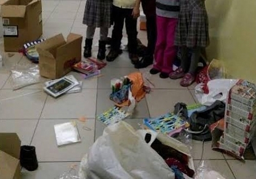 Saray'da lise öğrencileri Ardahan'daki ilkokul öğrencilerine hediye kolisi gönderdi