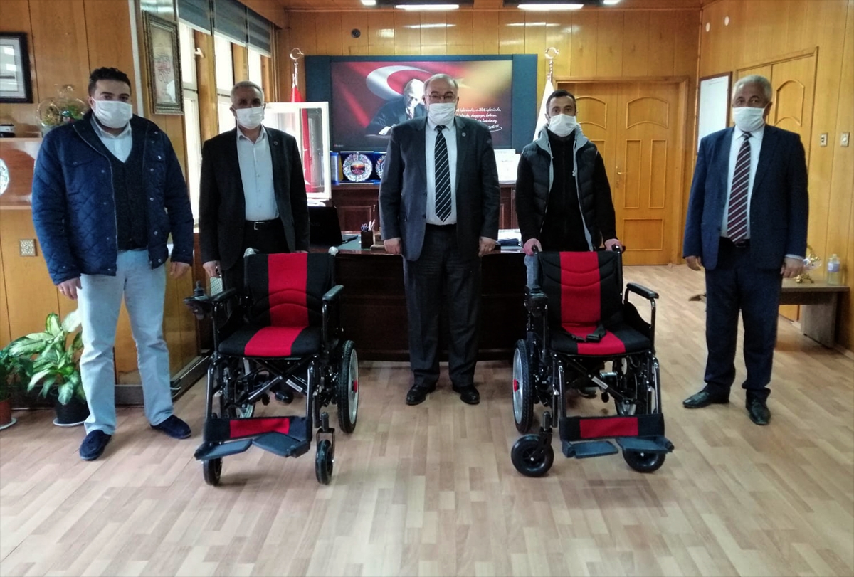 Sarıkamış Belediyesi engelli vatandaşlara akülü araba hediye etti