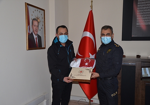 Sarıkamış İlçe Emniyet Müdürü Özer'den esnafa plaket