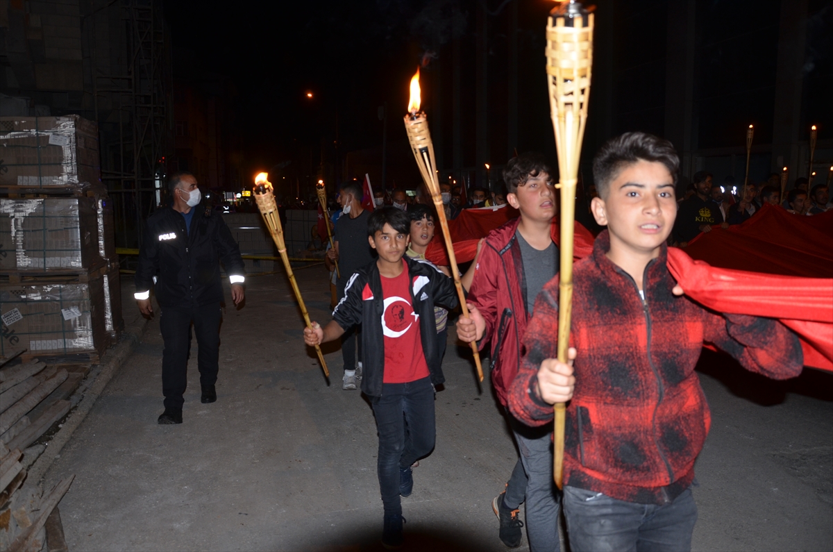 Sarıkamış'ta 2 bin kişi meşaleli yürüyüşle 15 Temmuz şehitlerini andı