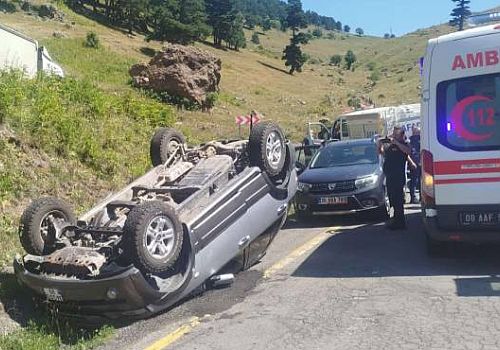 Şavşat-Ardahan Karayolu’nun 23. kilometresin de  meydana gelen trafik kazasında iki kişi yaralandı.