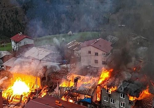 Şavşat ta çıkan yangında, 4 ev, camii ve lojmanda maddi hasar meydana geldi